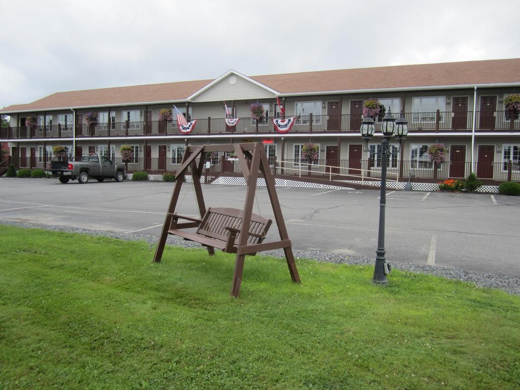 Bishops Country Inn Motel Jackman Esterno foto