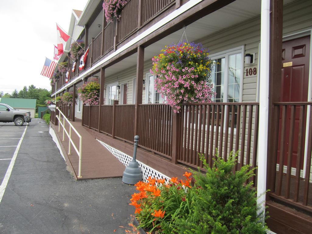 Bishops Country Inn Motel Jackman Esterno foto