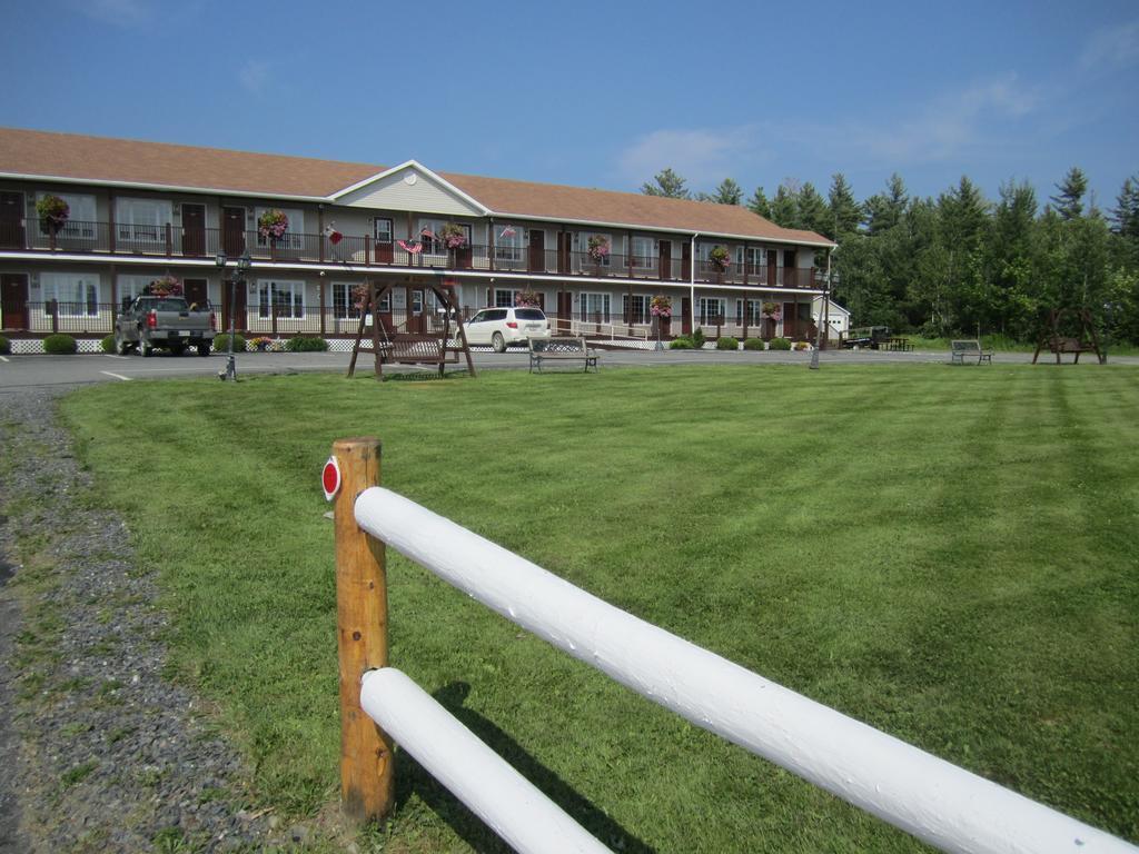 Bishops Country Inn Motel Jackman Esterno foto