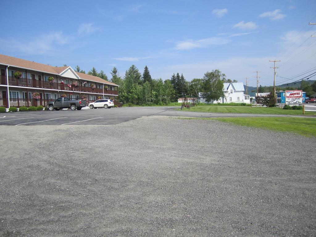 Bishops Country Inn Motel Jackman Esterno foto